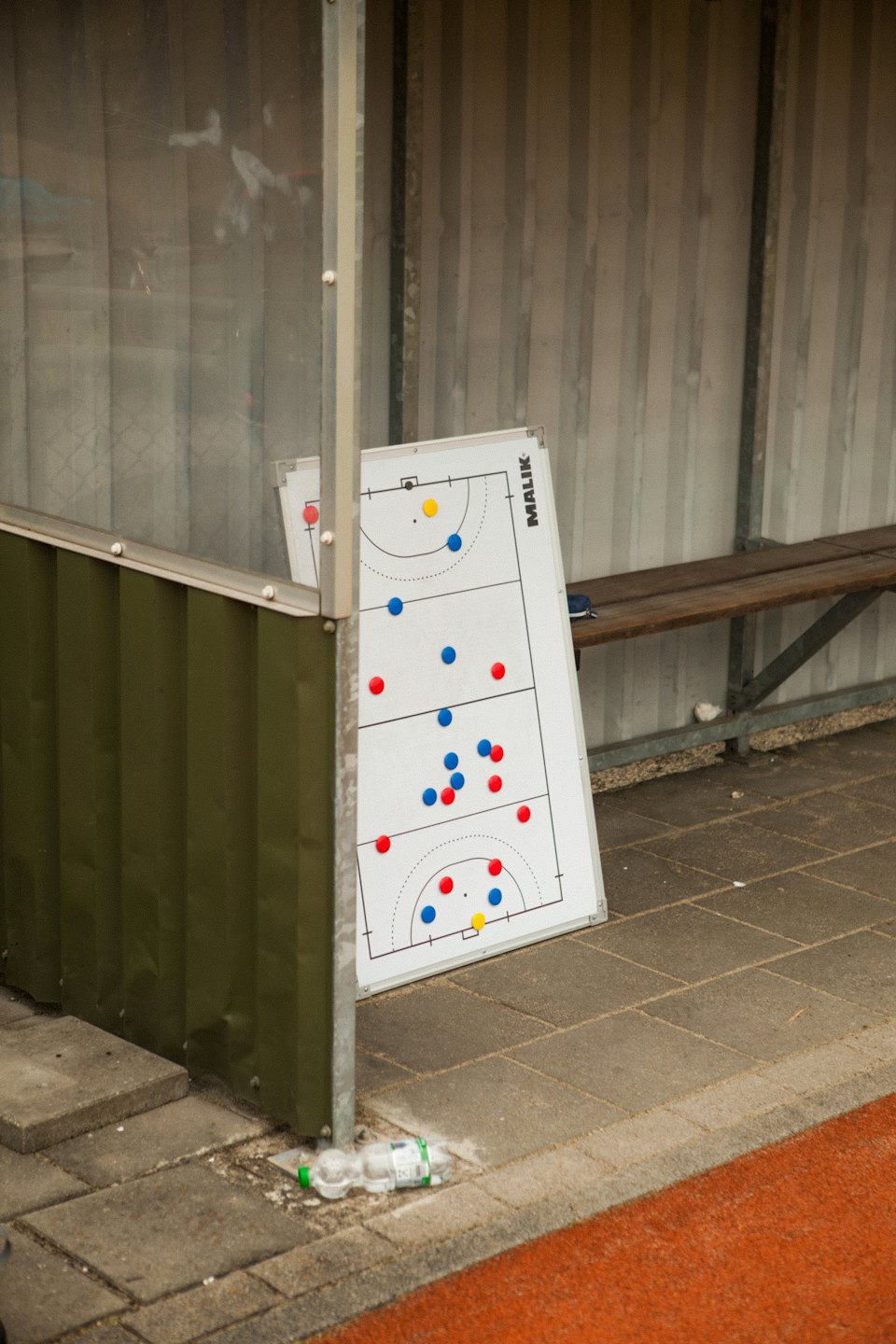Schema tattico di hockey su prato su una lavagna in una panchina sportiva.