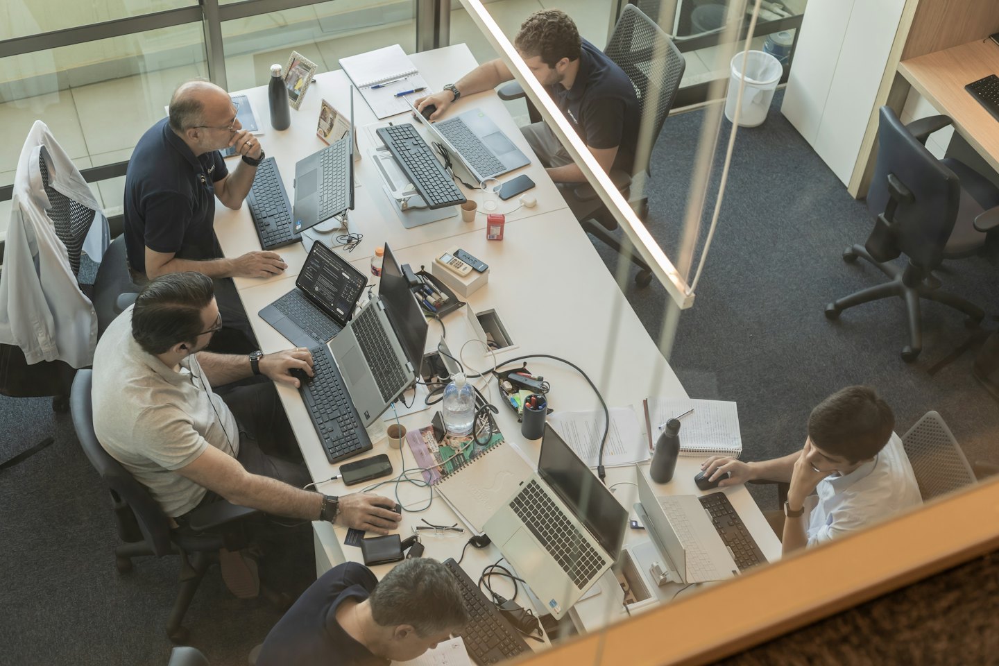 Uomini che lavorano al computer in un ufficio moderno.