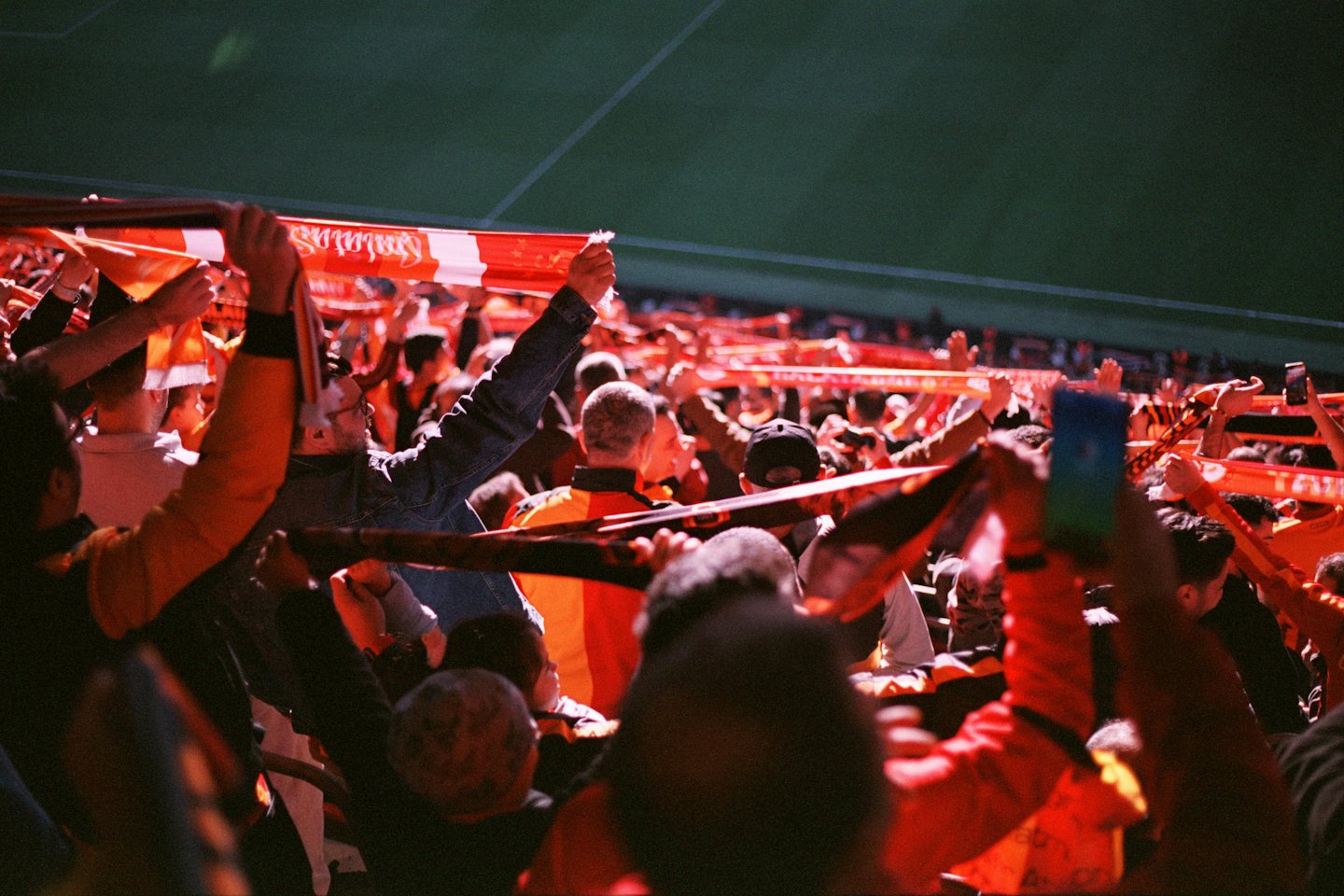 Tifosi del Sunderland festeggiano con le sciarpe allo stadio.