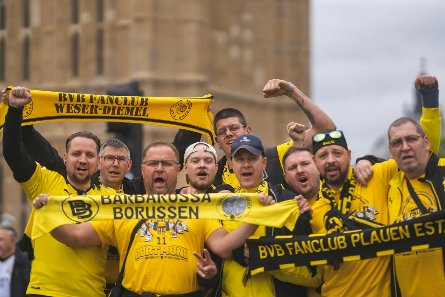 Tifosi festeggiano sventolando sciarpe gialle e nere.